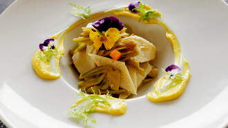 Maltagliati di crêpes con carciofi guarniti con crema di riso alla curcuma