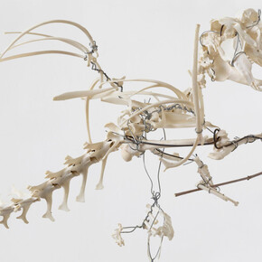 Christian Eisenberger, Untitled (Hase mit wünschelrute), 2023. Mit freundlicher genehmigung von Christian Eisenberger