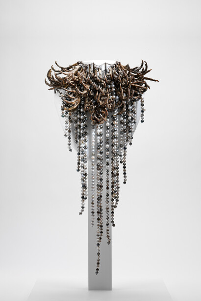 Alexander McQueen, Necklace pearl and pheasant, Victoria and Albert Museum