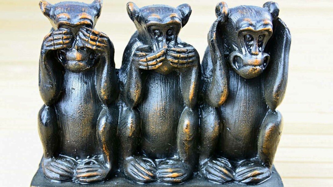 Statuetta che rappresenta l'antico principio confuciano “non vedo, non sento, non parlo”