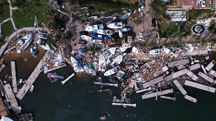 Barcas destrozadas en Acapulco, México, tras el paso del huracán Otis
