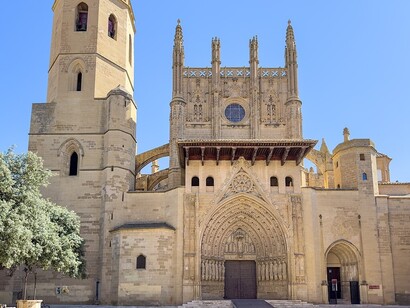 La Cattedrale di Huesca, dedicata a Santa Maria, è un'imponente struttura gotica costruita tra il XIII e il XVI secolo, che si erge maestosamente nel cuore della città, con una facciata ornata da splendidi dettagli scultorei e un suggestivo interno ricco di storia e arte sacra, Spagna