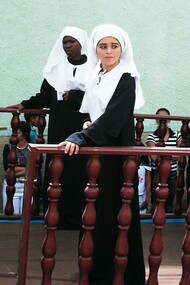 Alegoria lembrando o martírio de Joana Angélica em festa comemorativa da Independência da Bahia, 2007. A Bahia do início do século XIX era um verdadeiro caldeirão de tensões. Diferentemente do eixo Rio-São Paulo, onde a independência se deu de forma relativamente rápida e por meio de negociações políticas, o Nordeste, e Salvador em particular, tornou-se palco de uma guerra civil latente. A elite agrária local, as tropas portuguesas leais à Corte em Lisboa e uma população mestiça e negra, com seus próprios anseios e demandas, criaram um cenário explosivo