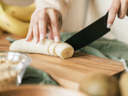 Hands deftly preparing bananas for Bariva, highlighting the meticulous process that blends local ingredients with ancestral wisdom, essential to gatherings and celebrations in the Central province