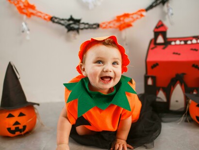 Un dulce bebé alegre con su traje para Halloween