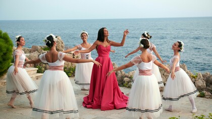 Tamara Radjenovic (center) singing while being surrounded by ballet dancers