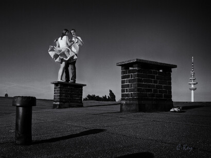Urban Love - Lofty Dancing © Collin Key