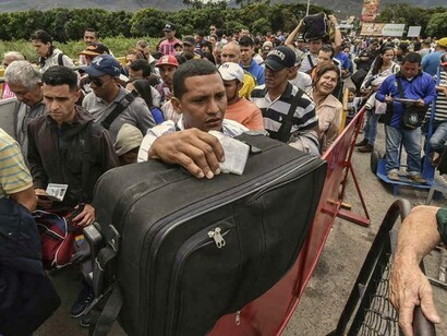 Venezolanos intentando cruzar a Colombia