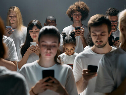 La pressione della performance online: l'uso dei social media può generare una pressione costante per mantenere un'immagine perfetta e in linea con gli standard sociali, aumentando lo stress e l'ansia tra gli utenti