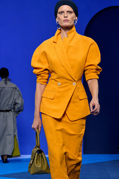 Unveiled at Paris Fashion Week, Lanvin’s Spring/Summer 2026 collection used nuanced blue tones to frame a wardrobe defined by assertive shoulders, inventive scarf constructions, and elegantly softened skirts