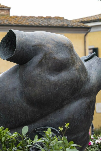 Igor Mitoraj in Lajatico (detail), exhibition view. Courtesy of Galleria d'Arte Contini