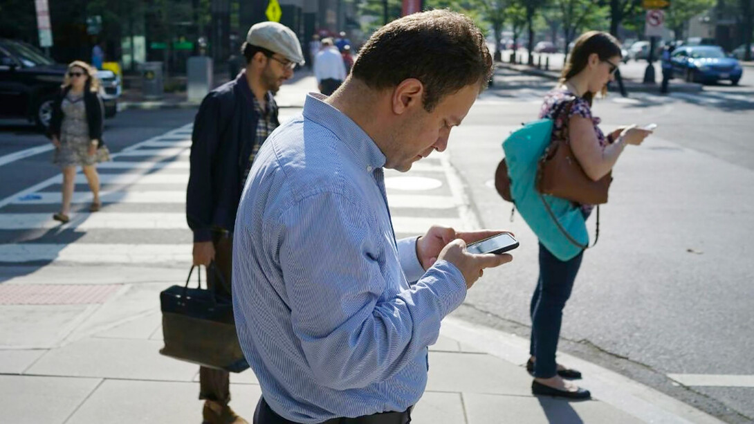 Hommes fixés sur leurs smartphones. Ces citadins qui se reposent sur les bancs de nos villes, les voyageurs qui patientent dans les halls des aéroports et des gares, dans les stations du tram, ceux qui attendent l’autobus