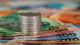 Economia em crise. Ativa ou passiva como determina uma lei latina, a corrupção não deixa de causar danos, efeitos contrários à concorrência leal e aos avanços naturais do profissional público ou privado 