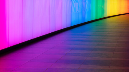 Los colores en la tinta al escribir: amarillo: simboliza la alegría, la euforia, el optimismo e incluso el hedonismo. Azul: cercanía y calidez; equilibrio psicológico, temperamental y emocional. Rosa: para sorpresa de nadie, el color rosa en la grafología simboliza infantilismo, carácter femenino y pasivo, falta de responsabilidad y búsqueda de atención.Verde: poco habitual. Si alguien lo usa, busca destacar y llamar la atención, Túnel de luz de King's Cross, Londres, Inglaterra    