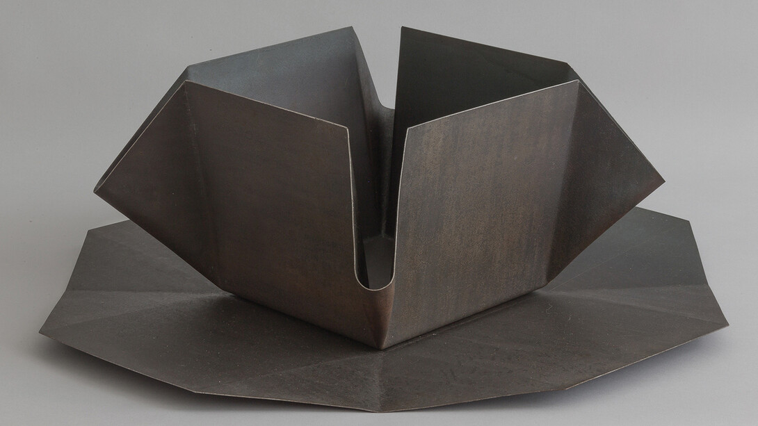 Carel Visser, Double form / Dubbele vorm, c. 1970/1972, Iron sculpture (two parts), 20 x 57 x 57 cm, 7 7/8 x 22 1/2 x 22 1/2 inches