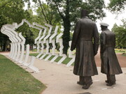 Monumento a Charles de Gaulle e Winston Churchill em Calais, na França. A morte do general Charles de Gaulle marcou gerações inteiras na França, na Europa e no mundo. Desde a tarde do 9 de novembro que a notícia ia se espalhando por todas as partes