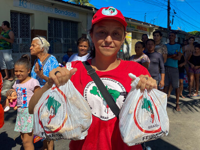 Acampamento Marielle Franco, do Movimento Sem Terra, em Maceió, Alagoas, Brasil, faz ação solidária para entregar alimentos às vítimas do desastre ambiental cometido pela Braskem em usina no bairro de Mutange