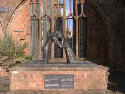 Josefina Alys Hermes de Vasconcellos (1904-2005): «Reconciliación» es una escultura de 1977. Titulada originalmente «Reunión», representaba a un hombre y una mujer abrazándose a través de una alambrada. La Antigua Catedral, Coventry, West Midlands, Inglaterra
