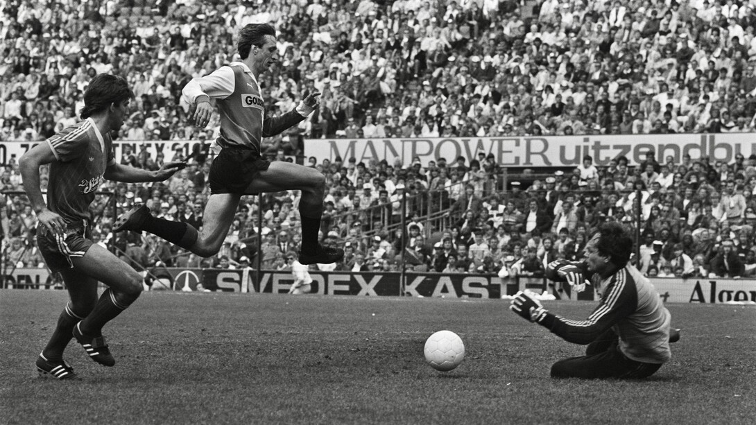 C'est l'Ajax d'Amsterdam, dans les années 70, qui a imposé un football basé sur la maîtrise technique, la mobilité et une intelligence collective sans précédent, repoussant ainsi les limites du possible