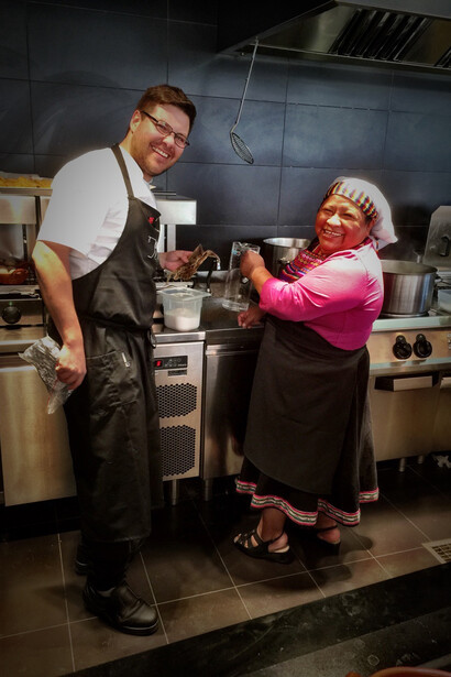 Lo chef Tomás Saldivia e la cuoca aymara Aurora Cayo 