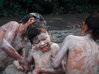 Bambini giocano sul rio Pastaza. Il rio Pastaza, che scorre in Ecuador e Perù, è un grande affluente del fiume Marañón