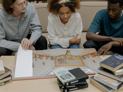 A noção de pluralismo e coexistência de saberes é essencial para enfrentar os desafios do sistema educacional brasileiro