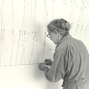 Gego in her studio, 1984, Photo: Isidro, Núñezm© Fundación Gego, Courtesy Dominique Lévy Gallery, New York / London
