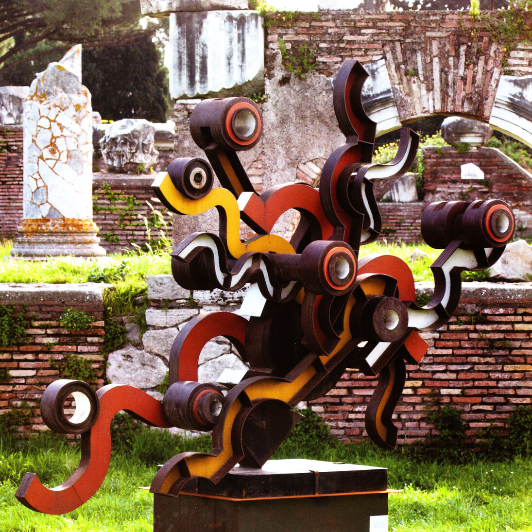Umberto Mastroianni, Curvilinear Progression, (1985), Iron, 160 x 180 x 45 cm, Courtesy of Il Cigno GG Edizioni