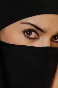 Il candore dietro il velo nero