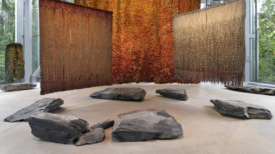 Olga de Amaral, vue de l'exposition. Avec l'aimable autorisation de la Fondation Cartier