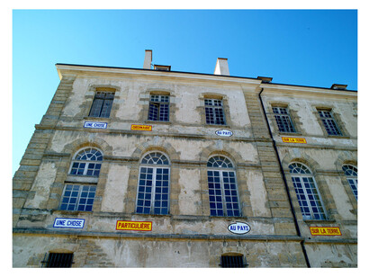 Lawrence Weiner, UNE CHOSE PARTICULIER  AU PAYS  SUR LA TERRE UNE CHOSE PARTICULIER  AU PAYS  SUR L'AIRE À LA FIN MÉLANGÉ. UNE CHOSE ORDINAIRE  AU PAYS  SUR LA TERRE
UNE CHOSE ORDINAIRE  AU PAYS  SUR L'AIRE
À LA FIN MÉLANGÉ, 2007, Abbaye de Corbigny, France, 2009
