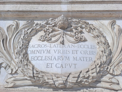 Basilica di San Giovanni in Laterano, Roma, Italia. Base delle colonne centrali di facciata con iscrizione latina dichiarante che la chiesa lateranense è Madre e capo di tutte le Chiese della Città e del mondo, (© Roberto Luciani)