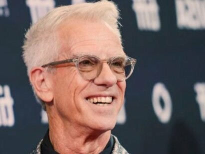 Chris Sanders, diretor do filme Robô Selvagem, no Toronto International Film Festival, que aconteceu no Canadá, em 2024. Ele é um dos poucos criadores desse gênero que mantém um controle criativo sobre seus filmes e consegue, com isso, imprimir a sua marca pessoal