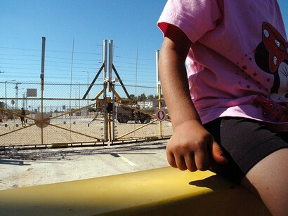 Una bambina palestinese alla barriera israeliana, 2004 