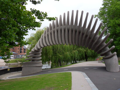 Es maravilloso cómo podemos unir dos conocimientos aparentemente diferentes en un mismo camino que nos conduce a comprender la energía que somos y que se manifiesta en el planeta y en la realidad humana. "Un salto cuántico" (Quantum leap). Parque, centro escolar, centro de la ciudad, Shrewsbury, Inglaterra