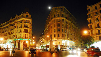 Talaat Harb di notte, cuore commerciale del Cairo