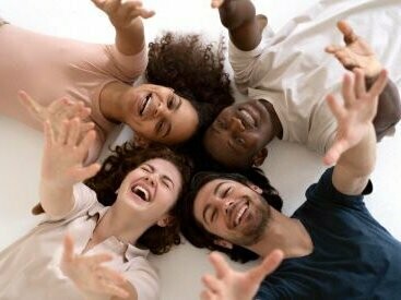 Amigos reunidos. Rejeitamos a realidade criando teorias e conspirações equivocadas e nada comprovadas, ou ainda aceleramos nossa condição diante do novo criando estratégias de sobrevivência, numa corrida insana para diferenciar-nos da maioria