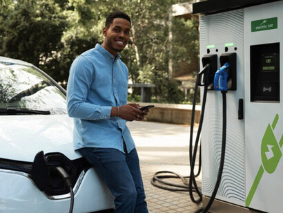 Cuando el conductor abre el mapa con la batería ya cerca del final y busca dónde enchufar su vehículo, la postal cambia. Latinoamericano con su auto eléctrico