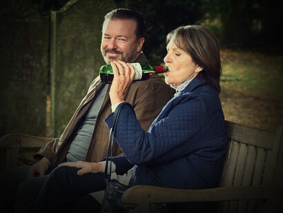 Ricky Gervais y Penelope Wilton es la serie de televisión Afterlife