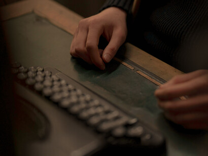 La poesía es el arte de pintar con palabras, de esculpir emociones en el lienzo de la mente, creando paisajes de infinita belleza