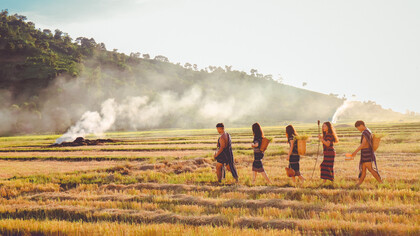 Sabedoria ancestral sendo compartilhada entre membros da mesma família
