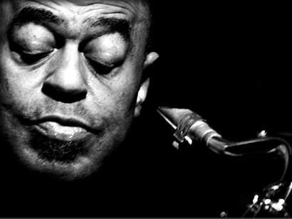 Un saxofonista junto a su instrumento
