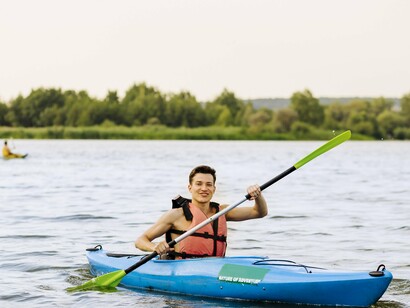 Após o primeiro contato, foram todos trocar de roupa para que pudessem descer até o local. O caiaque já esperava por eles, na beira da água. Márcio correu, pois queria ser o primeiro a remar. Moacir o ajudou a entrar e entregou-lhe o remo