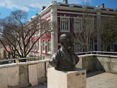     A redescoberta de "Memórias Póstumas de Brás Cubas" por uma influenciadora estrangeira destaca o valor universal da literatura brasileira.  Busto a Machado de Assis - Exterior da Igreja de Nossa Senhora das Mercês (Lisboa, Portugal)