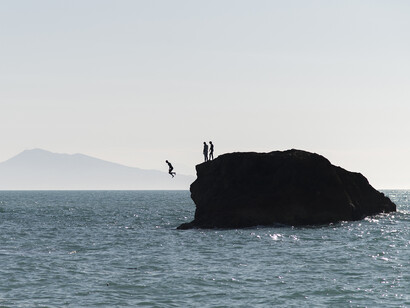 Rock Jump (XIX Le Soleil) 2016, Diasec print 31 x 55 cm. Courtesy the Artist and Rampa, Istanbul © Ergin Çavuşoğlu