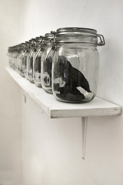 Coscienze Accese, Debora Cavazzoni, 2, Sinestesìa, 2013, argilla, vetro, etichette, dimensione ambiente, Galleria La Fortezza