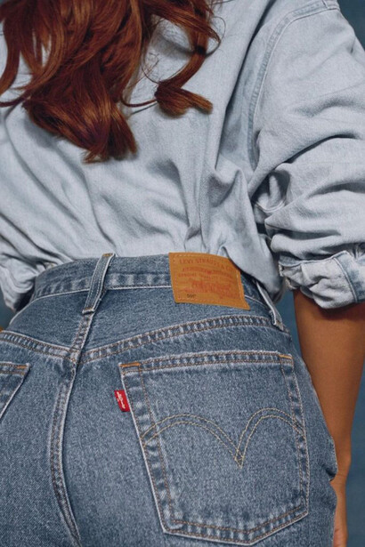 A cantora brasileira Anitta usa uma versão moderna da mom jeans em ensaio fotográfico para a Levi's dos Estados Unidos