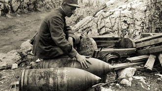 La Strafexpedition. Cannoni austriaci mimetizzati a Pedemonte: il caricamento di un mortaio austriaco da 305 Skoda