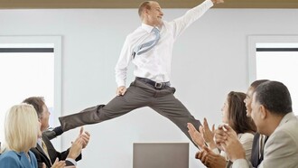 Un jefe de equipo estimulando a sus trabajadores