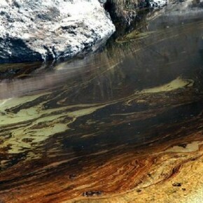 Nasrin Tabatabai & Babak Afrassiabi, 'Seep' video still, 2012. Courtesy the artists, Delfina Foundation, MACBA and Chisenhale Gallery.